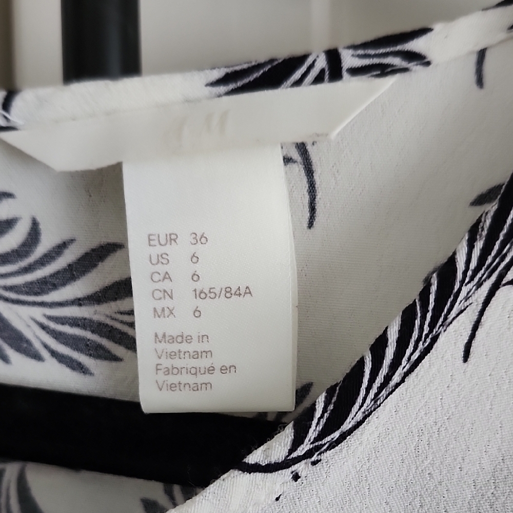 💙 H&M Black and White Leaf Print Women's Top - Picture 2 of 2